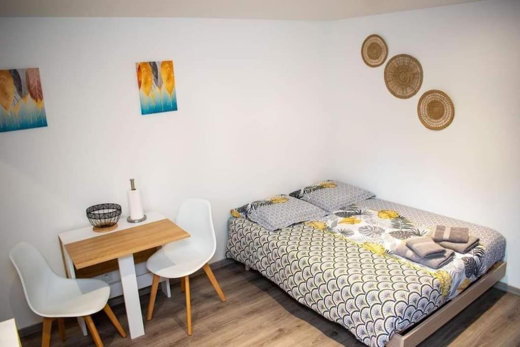 Studio Charmant Confortable Tv Centre Ville Louviers Exterior foto