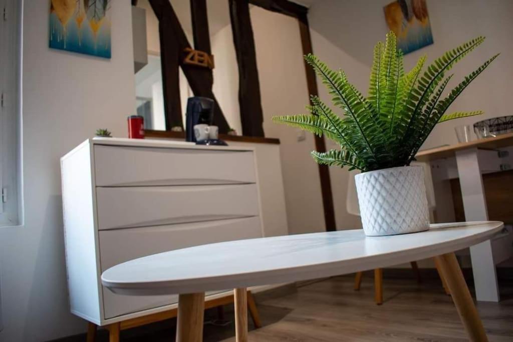 Studio Charmant Confortable Tv Centre Ville Louviers Exterior foto